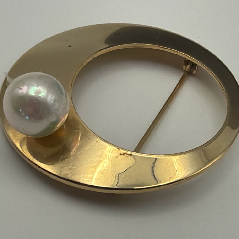 Signed Sarah Coventry Gold Tone Faux Pearl Brooch